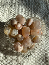 Load image into Gallery viewer, Flower Agate tumbles